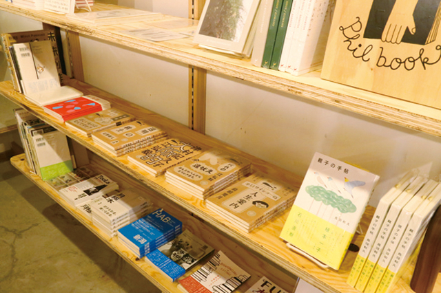 ステキなお店が入ってます「Philbooks」