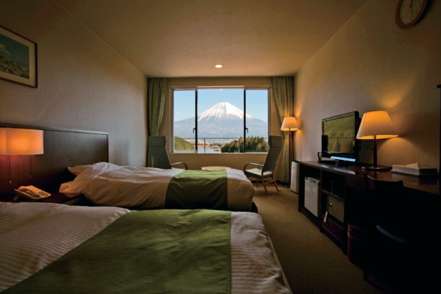 どこからも富士山を望むレイクサイドリゾート「休暇村富士」