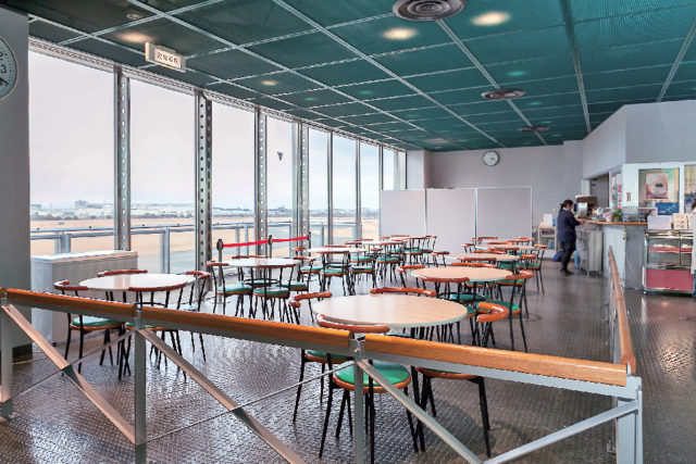 【浜松無料観光×航空自衛隊 浜松広報館エアーパーク】ラウンジで一休み