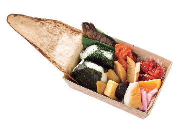 SL車内で駅弁をパクッ