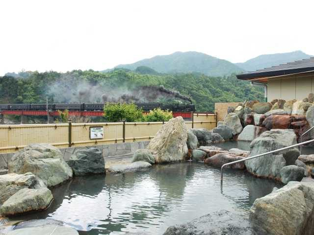 【大井川の温泉スポット】SLを間近に眺める山間の露天風呂「川根温泉ふれあいの泉」