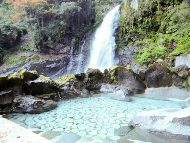 【伊豆×絶景露天風呂】大自然に囲まれた野天風呂 落差30mの大滝を間近に「伊豆最大の大滝 リバティリゾートAMAGISO」