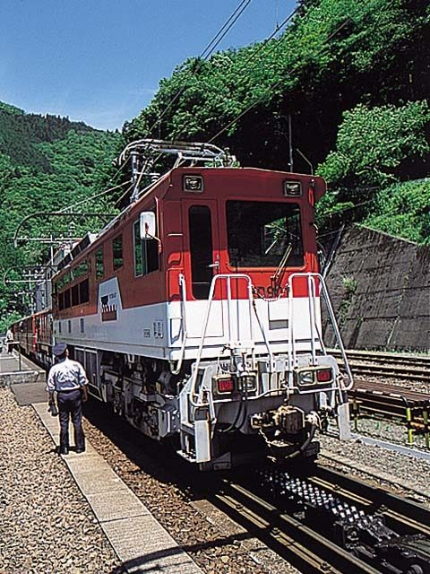 アプト式電気機関車の連結を見学