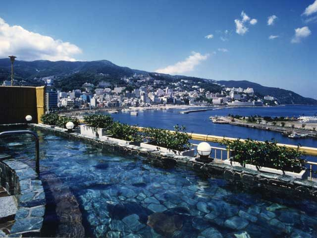 【伊豆×絶景露天風呂】リゾートエリアを見下ろすゴージャスな湯浴み「秀花園 湯の花膳」