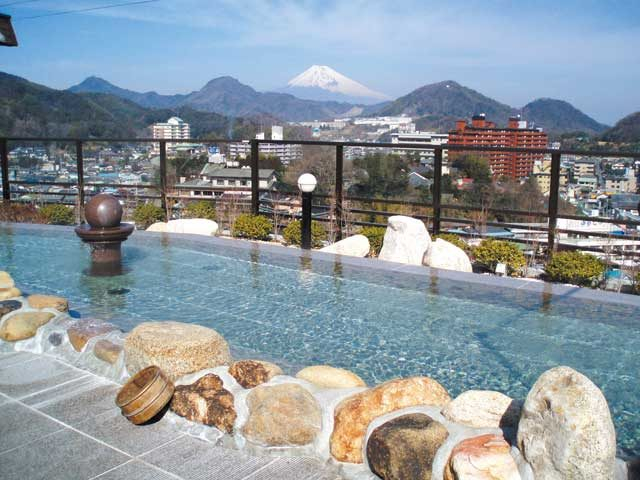 【伊豆×絶景露天風呂】全長15mの大スケール 開放感のある富士見風呂「ニュー八景園 天空風呂」