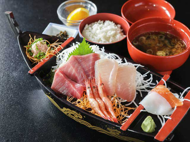 自慢のメバチマグロを豪華な舟盛りに「清水港 海山」