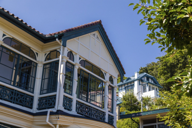 高台から海を望むコロニアルスタイルの洋館「旧グッゲンハイム邸」