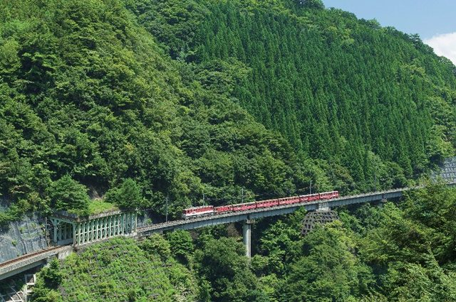 アプト式電気機関車の連結を見学