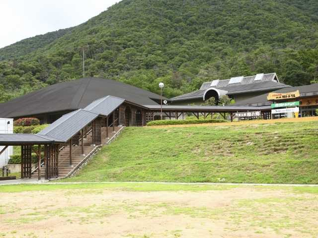 【立杭の丹波焼】まずはここへ! 里山に囲まれた丹波焼の郷「丹波伝統工芸公園立杭陶の郷」