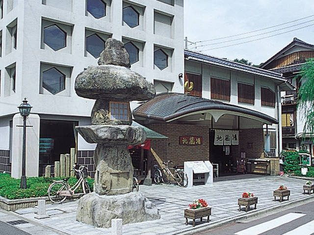 玄関の大石灯籠が目印「地蔵湯」