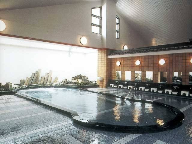 玄関の大石灯籠が目印「地蔵湯」