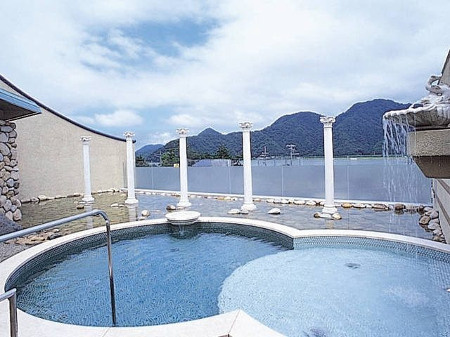 駅に隣接する大型スパ「さとの湯」