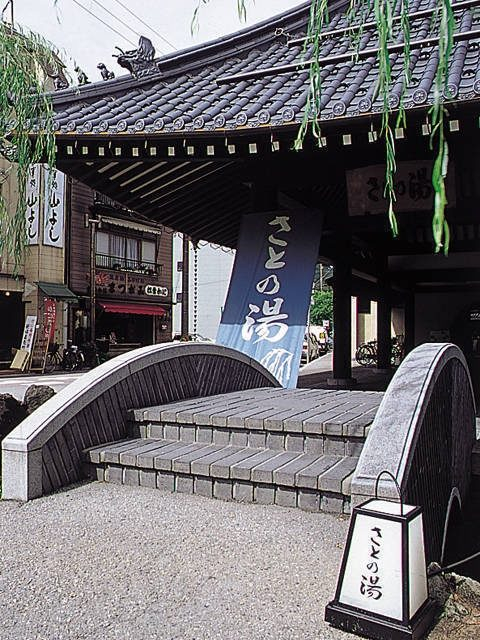 駅に隣接する大型スパ「さとの湯」