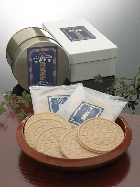 明治末期から続く炭酸せんべい「三津森本舗」