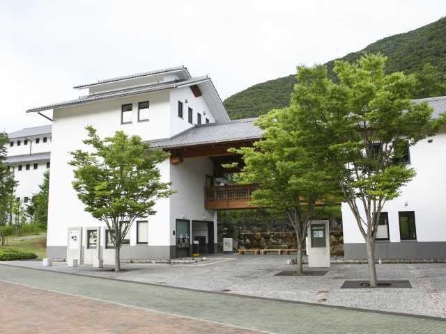 森の中にたたずむモダンな美術館「兵庫陶芸美術館」