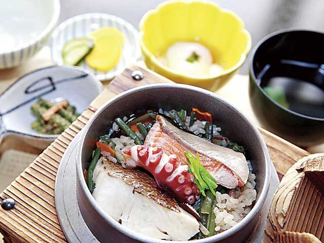 具だくさんのできたて釜飯を味わう「くつろぎ家」