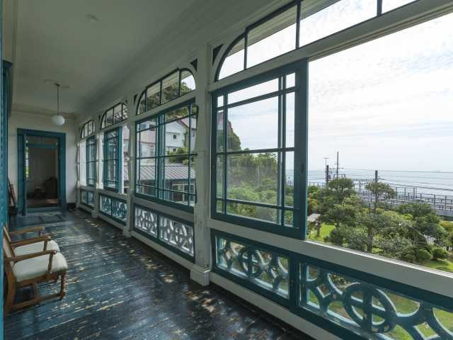高台から海を望むコロニアルスタイルの洋館「旧グッゲンハイム邸」