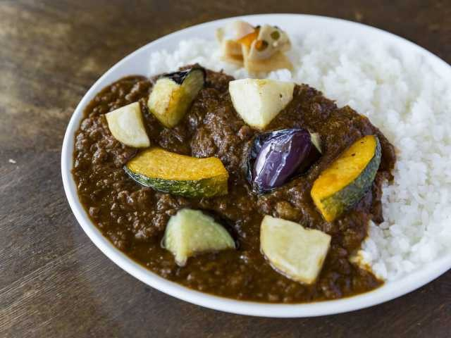 細い路地にある小さなカレー専門店「ワンダカレー店」