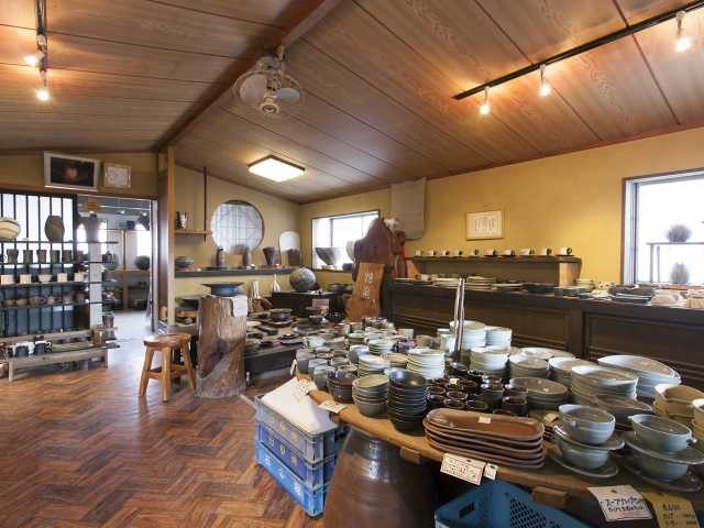 線を生かしたデザインと色彩のコントラスト「市野悟窯」