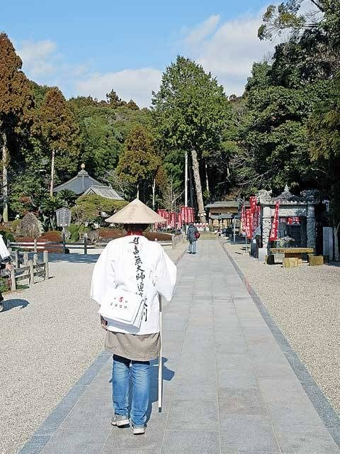 【お遍路×第2番札所】弘法大師が植えたと伝わる長命杉が見事「極楽寺」
