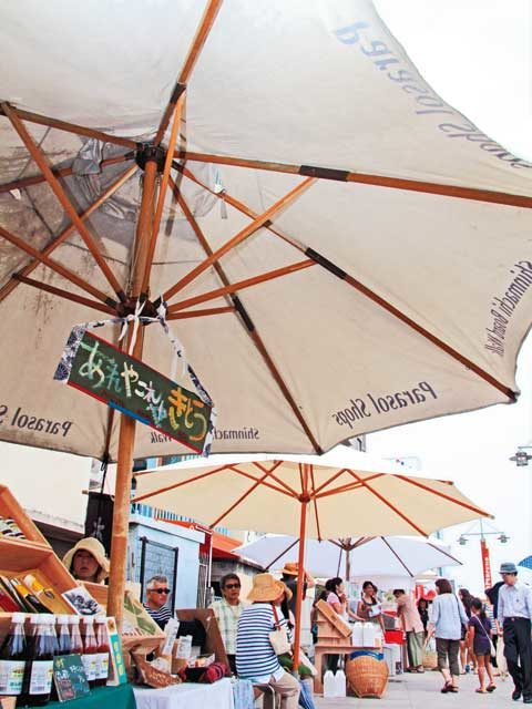 【徳島×産直市】JR徳島駅近くの新町川沿いに約80店舗のパラソルショップが集結「とくしまマルシェ」