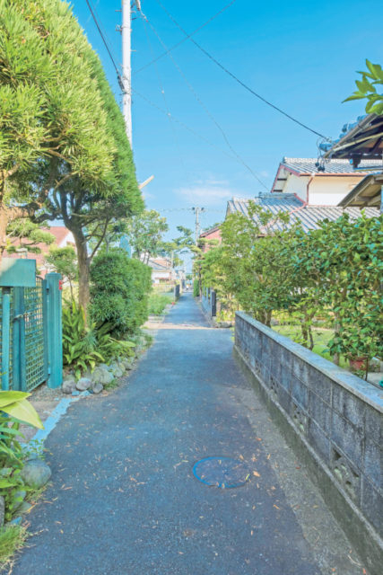 海辺の日常に溶け込む一棟貸しの古民家の宿「日本色」