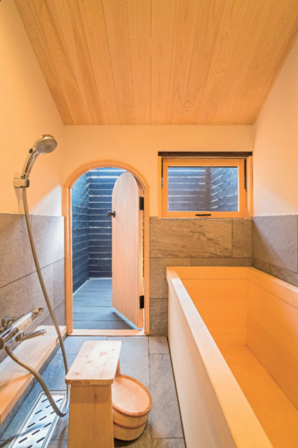 海辺の日常に溶け込む一棟貸しの古民家の宿「日本色」