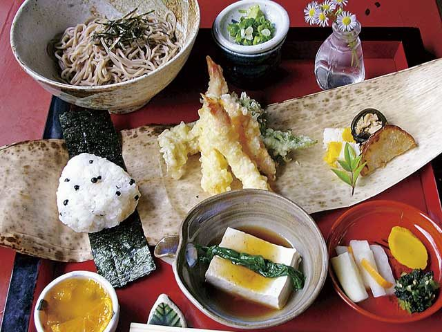 蕎麦 つみ草料理 下芳我邸