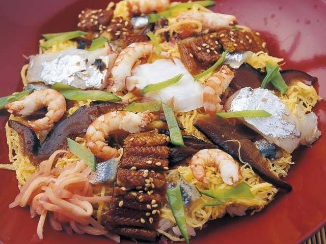 寿司を中心とした和食店で名物の郷土料理を味わう「日本料理 すし丸」