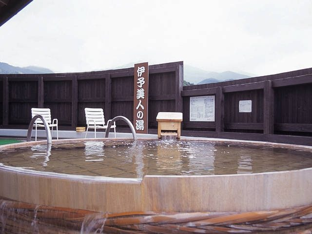 【四国カルスト&滑床渓谷×観光 2日目】駅構内の温泉で体をほぐす「森の国ぽっぽ温泉」