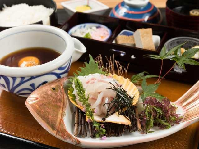 宇和島から届く鯛を郷土料理で味わう「かどや道後椿坂店」