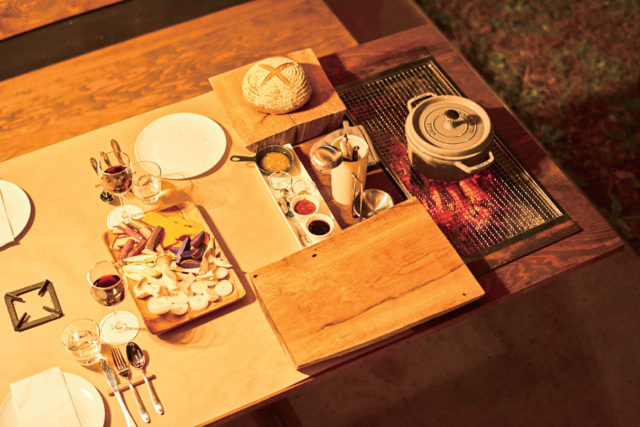 森の中に浮かぶ物体は浮遊感を楽しめる球体テント「INN THE PARK」