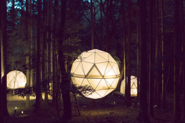 森の中に浮かぶ物体は浮遊感を楽しめる球体テント「INN THE PARK」