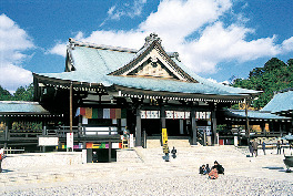 【遠州三山】四季を通じて賑わう厄除け祈願の名所「法多山尊永寺」