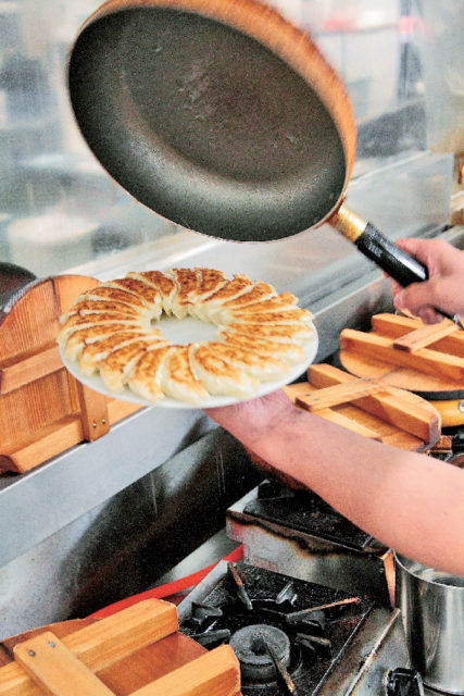 フライパンで焼く 美しい”車盛り”が名物「石松餃子 本店」
