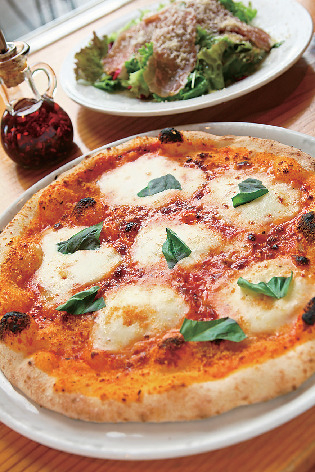 登り窯と同じ造りの手作り窯で焼くピザ「DONO」