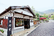 3世代で作る多彩な作品が並ぶ「末晴窯」