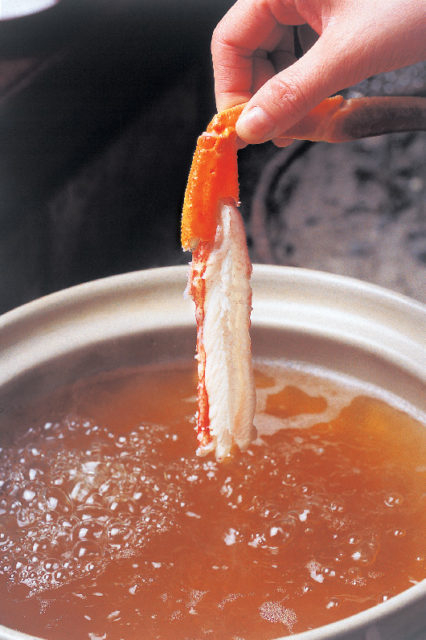 囲炉裏を囲む家庭的な宿「かにソムリエの宿 澄風荘」