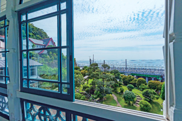 高台から海を望むコロニアルスタイルの洋館「旧グッゲンハイム邸」