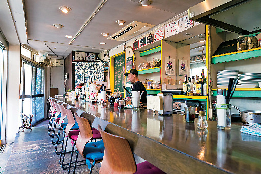 細い路地にある小さなカレー専門店「ワンダカレー店」