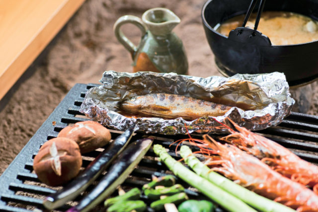 SLが走る線路がすぐそば囲炉裏端での食事も楽しい「いにしえの風」