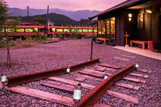 SLが走る線路がすぐそば囲炉裏端での食事も楽しい「いにしえの風」