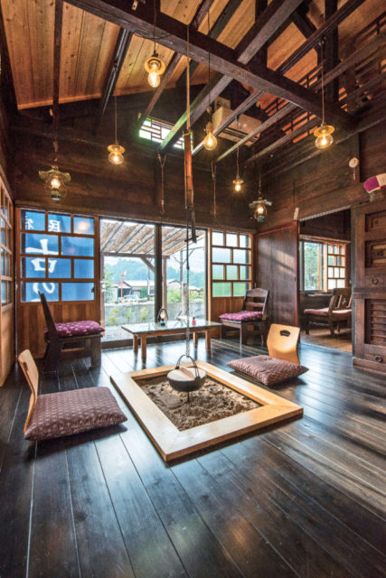 SLが走る線路がすぐそば囲炉裏端での食事も楽しい「いにしえの風」