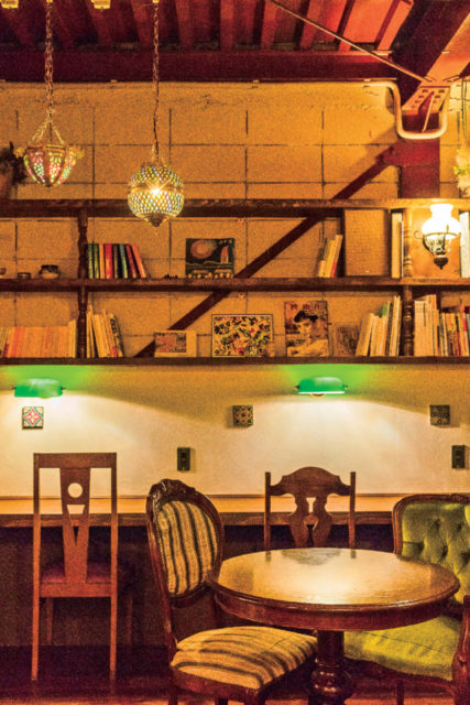 レトロなインテリアが魅力 女性客への配慮も嬉しい「泊まれる純喫茶 ヒトヤ堂」