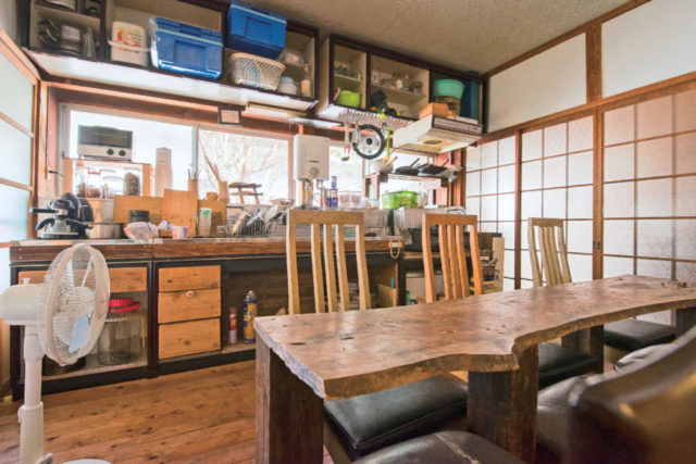 山と茶畑に囲まれた四季を感じる憩いの宿「BACK PACKERS 風流」