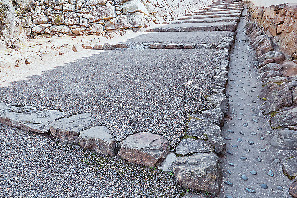 石段は上りにくくなっている!?