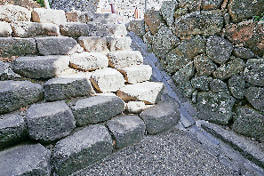 石段は上りにくくなっている!?