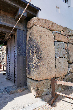 石垣に古墳の石棺が使われている