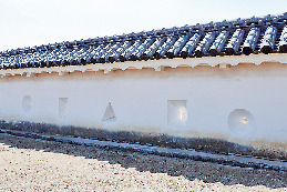 いろいろな形が見られる狭間