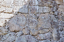 人の顔のような鏡石